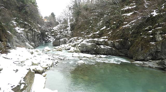 雪が降り積もる手取川